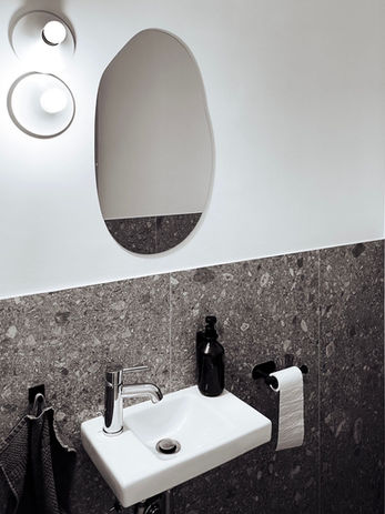 Rénovation de maison, architecture d'intérieur, WC contemporains, toilettes, midcentury modern, Ceppo di gré, Teti Artémide, Annecy