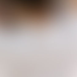 поло білого кольору з червоними деталями