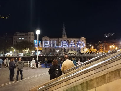 La Gau Zuria de Bilbao atrae las miradas de los transeúntes