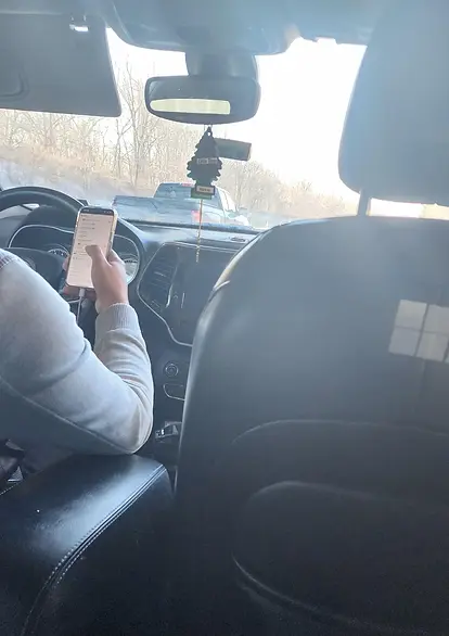 lyft-driver-using mobile phone-while-driving