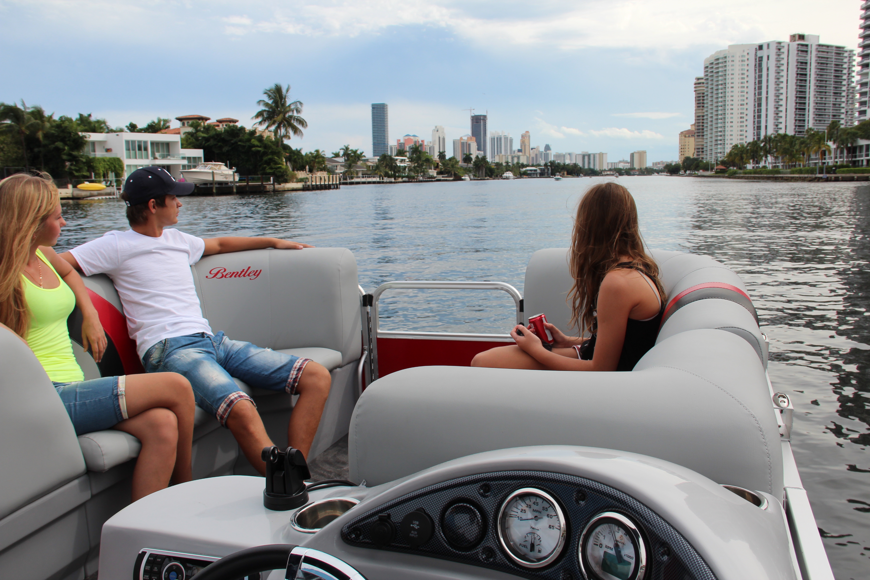 photo boat miami, pontoon, rent a boat miami, hallandale, hollywood