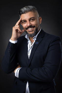 צילומי תדמית למתווך בסטודיו