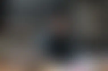 Profesional en su oficina sintiendo desconfianza de si misma, simbolizando la duda sobre sus logros y el síndrome del impostor.