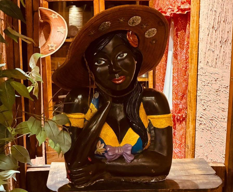 Figura de Maria Bonita compõe a decoração do Barnabé e reforça as referências ao imaginário do sertão nordestino presentes no espaço