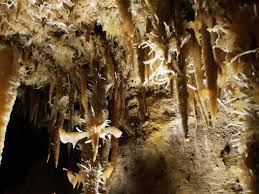als een activiteit voor kids in de dordogne. Prachtige grot in de Maxange.