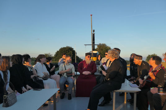 foto ensemble Sakartvelo met de gastheer abt Abibos. 