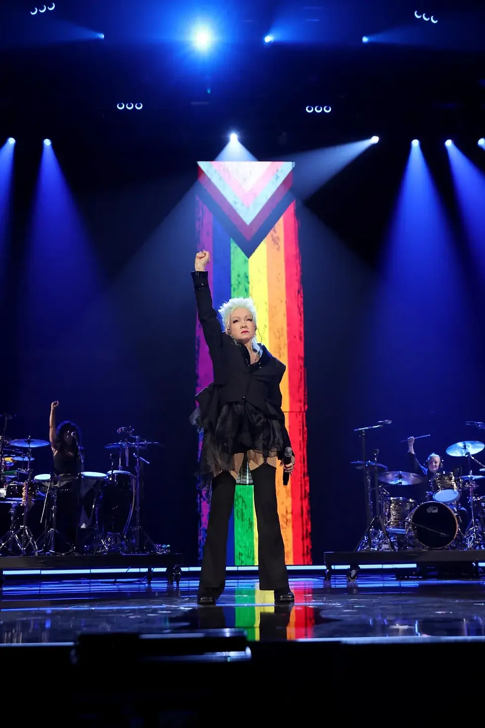 “True Colors” performansı sırasında Lauper, "korkma!" diye bağırdı, yumruğunu havaya kaldırdı ve müzik bir süre dururken yumruğunu orada tuttu. Kevin Mazur/Getty Images