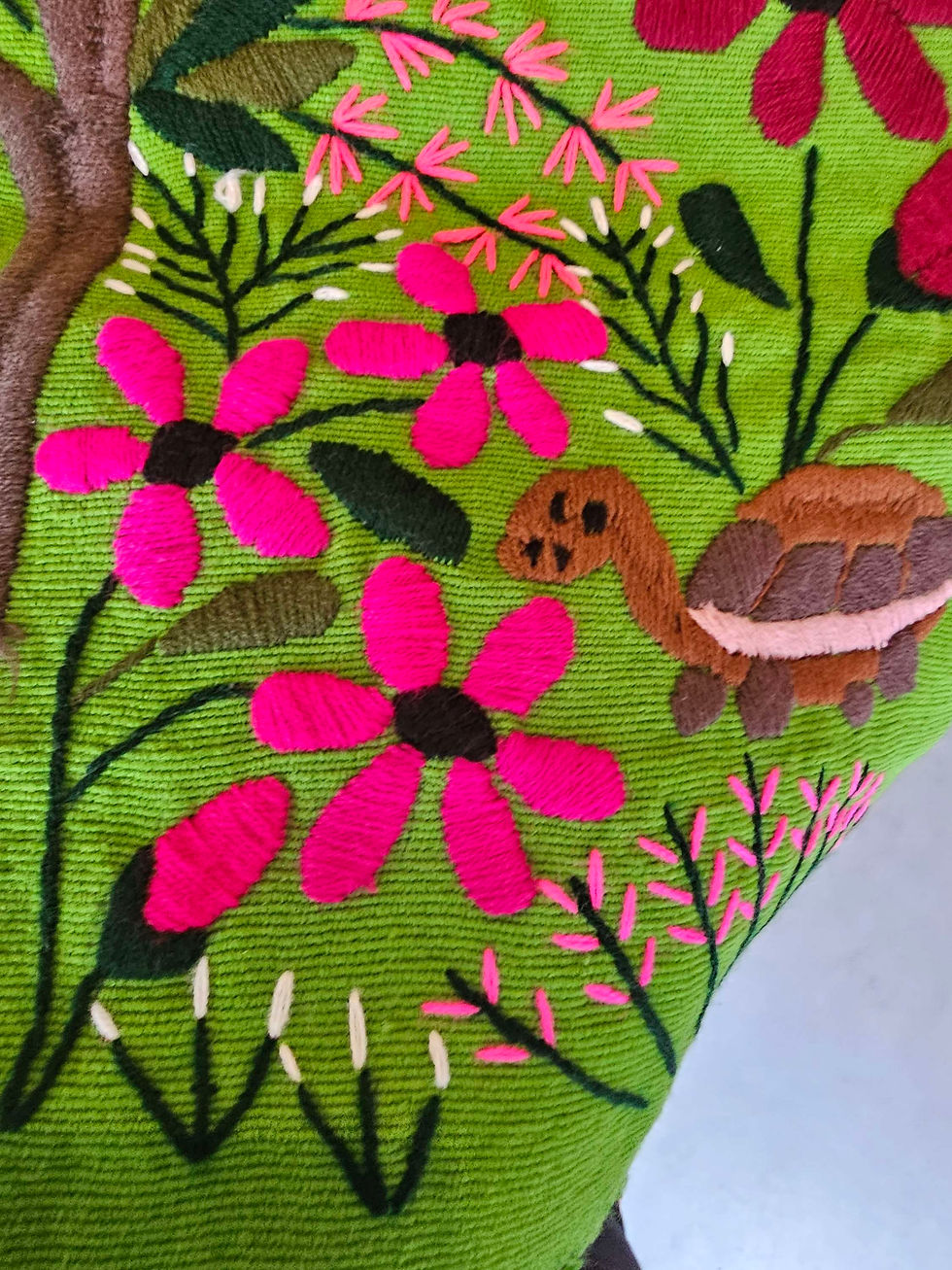 Thumbnail: TISCHLÄUFER - HANDGEWEBT UND HANDBESTICKT