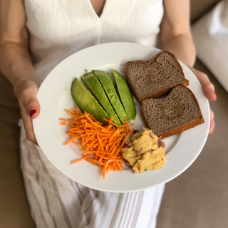 Pan de trigo sarraceno, hummus de lentejas, zanahoria y aguacate