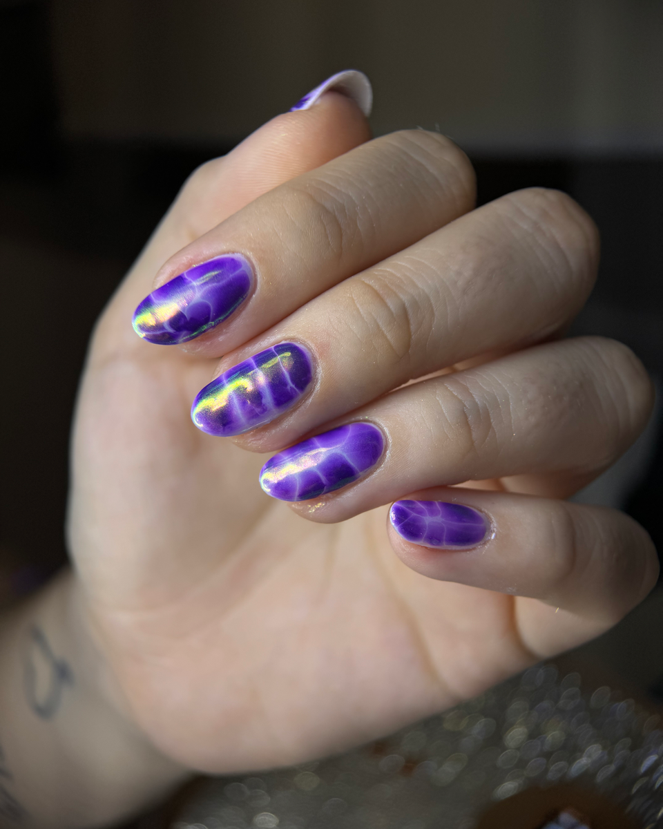 Unhas roxas com efeito aurora brilhante