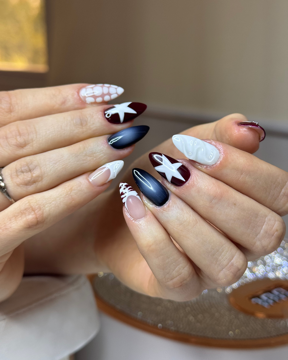Mix de unhas com estrelas, francesinha e texturas em relevo