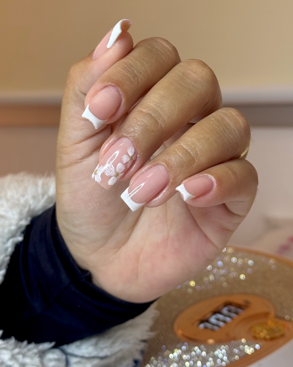 Francesinha branca em unhas quadradas, com flor delicada