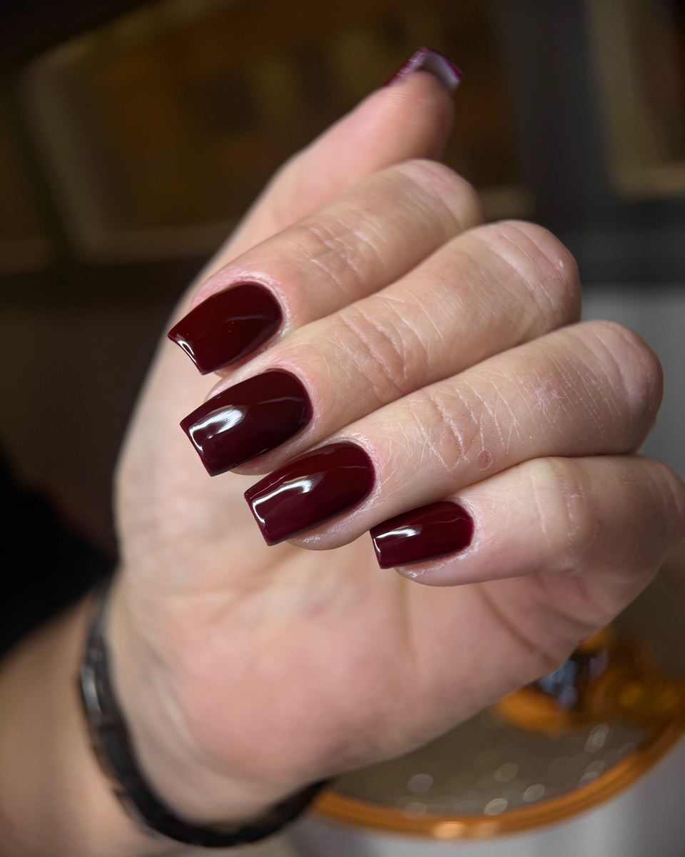 Unhas quadradas em vinho brilhante