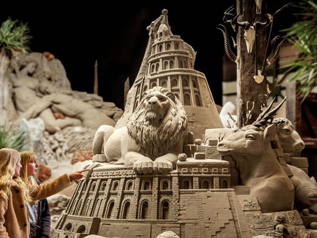 Een leeuw geheel gemaakt van zand.