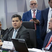 Após 13 horas de tensão, CCJ presidida por Davi aprova regulamentação da reforma tributária