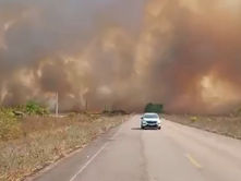 QUEIMADAS NA ESTIAGEM: motoristas se arriscam em trechos da AP 070 em chamas