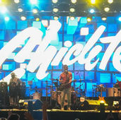 Multidão celebra fim do carnaval com a banda Chiclete com Banana no fechamento do circuito dos blocos