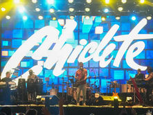 Multidão celebra fim do carnaval com a banda Chiclete com Banana no fechamento do circuito dos blocos