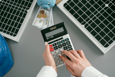 Persona calculando el ahorro económico del 90% tras instalar climatización solar.