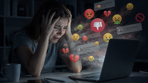 pessoa desesperada difamada na internet