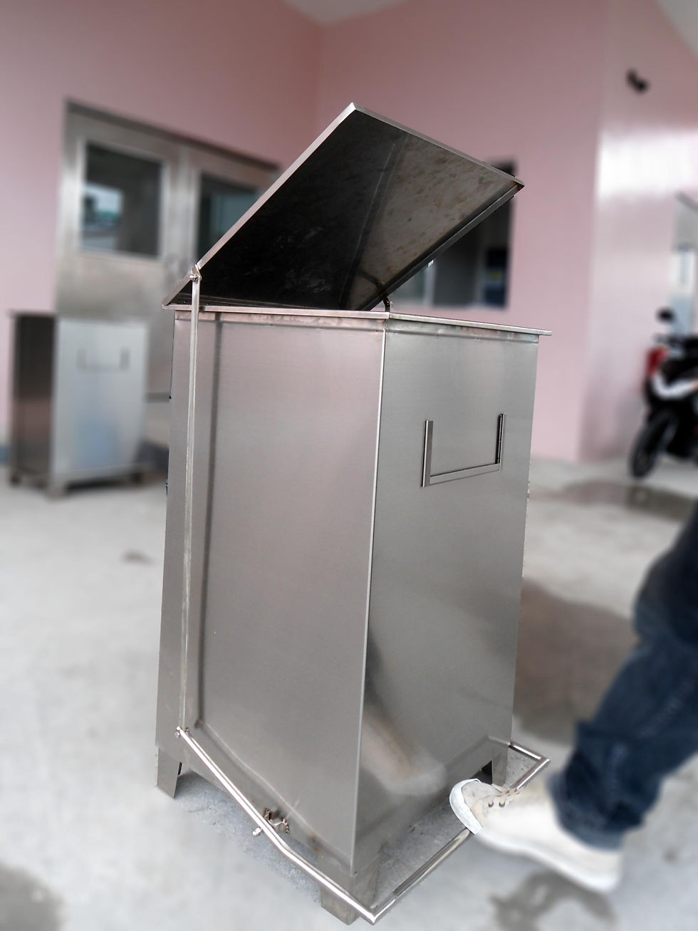 Trash bin 4