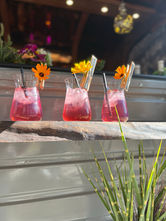 Bei Zebra 24Seven gibt es fast immer dekorierte Getränke mit frischen Blumen - Harmonie von Geschmack und Ästhetik in unseren liebevoll gestalteten Cocktails.