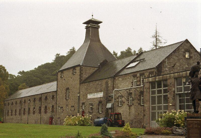 Aberfeldy Distillery in Highland Perthshire, photographed in 2002 by Thomas Strobel; archive exterior, not a photograph of the 27-year-old bottle.