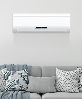 Moderne Wandklimaanlage über Sofa – energieeffiziente Kühlung und Heizung für Wohnräume