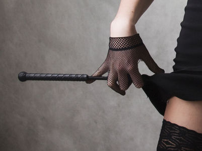 Encarne uma Dominatrix e apimente sua relação