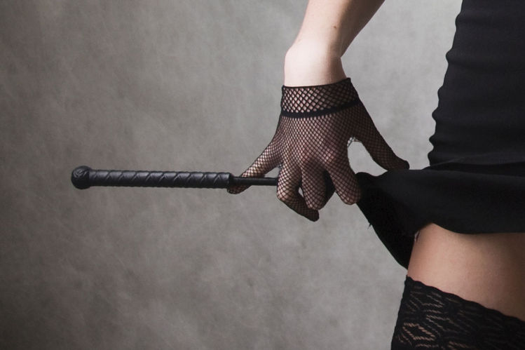 Encarne uma Dominatrix e apimente sua relação