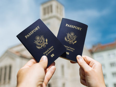 Mulher segurando passaportes