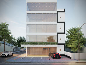 Fachada moderna de um prédio comercial de cinco andares, com grandes janelas de vidro, iluminação interna visível, e vegetação decorativa no segundo andar. Duas pessoas estão entrando no prédio, e há carros estacionados na frente. Árvores e uma rua lateral completam a cena