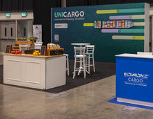  דוכן Unicargo בעיצוב נקי וממותג.