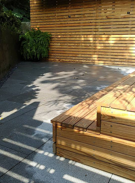 住宅後方庭園景觀整理後設置自然岩板與保留動線空間，打造清新且易維護的戶外生活區｜院子園藝作品