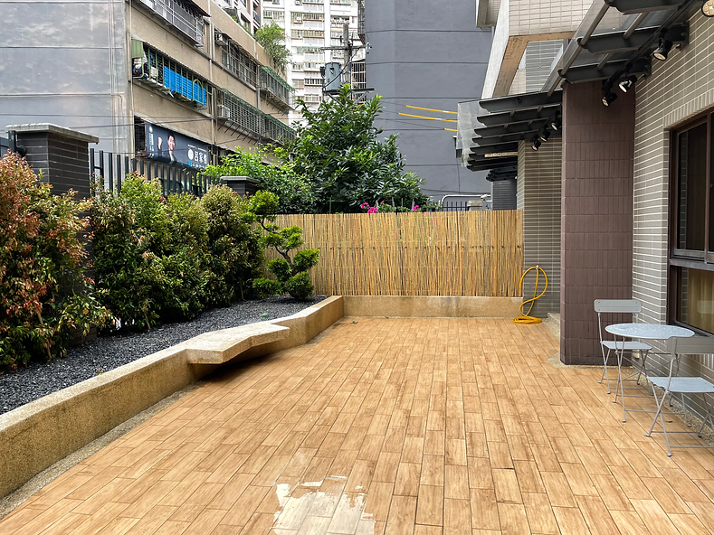 三峽悅灣庭院整體景觀設計，融合植栽、鋪面與家具，展現自然與生活融合的戶外空間｜院子園藝作品