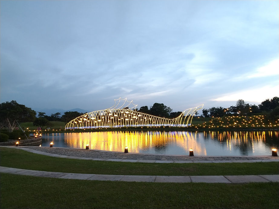 從草皮遠眺宜蘭山景，戶外綠地設計融合自然地貌與空氣流通，展現療癒休閒感受｜院子園藝作品