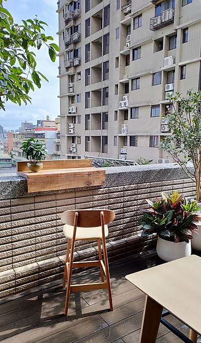北市廈門街大樓露臺空間設計，鋪設木地板，搭配大小盆栽與戶外桌椅，展現自然生活氛圍｜院子園藝作品