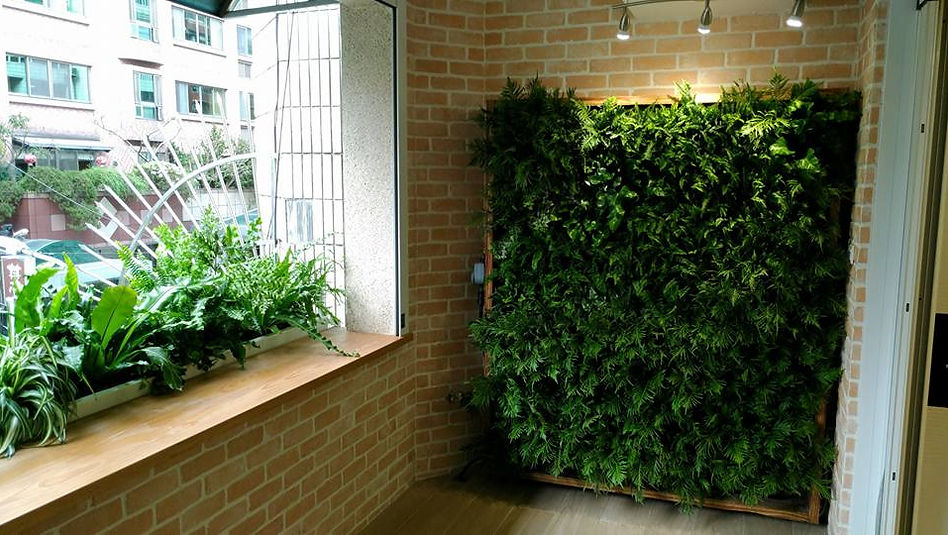 建國北路住家陽台設置植生牆與窗台植栽，營造垂直綠意與自然氛圍｜院子園藝作品