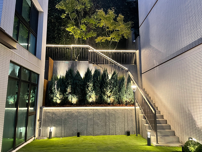 "樓梯設計結合燈帶與景觀照明，高低層次強化夜間視覺與行走安全｜院子園藝作品"