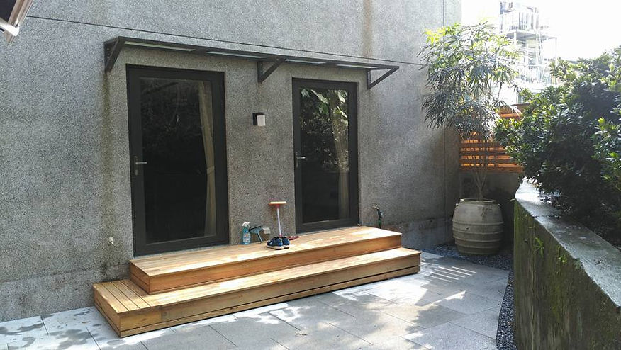 南港荒地後院改造案例，清除原有雜草與硬塊後重新整地鋪草皮，搭配邊界灌木營造整潔庭院空間｜院子園藝作品