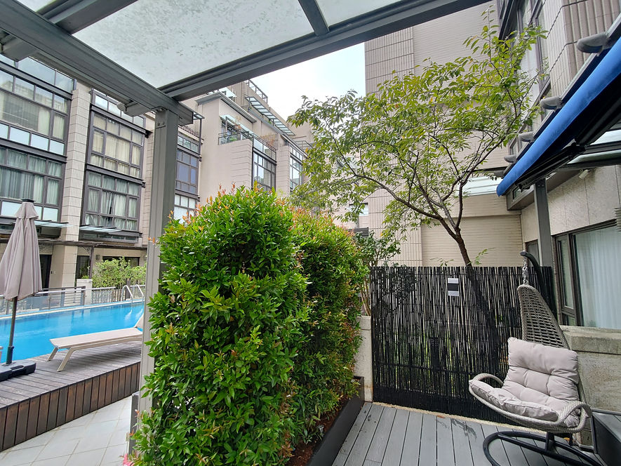 可伸縮式遮陽棚提供日照調節功能，使庭院全天候皆適合使用，增強戶外空間實用性｜院子園藝作品