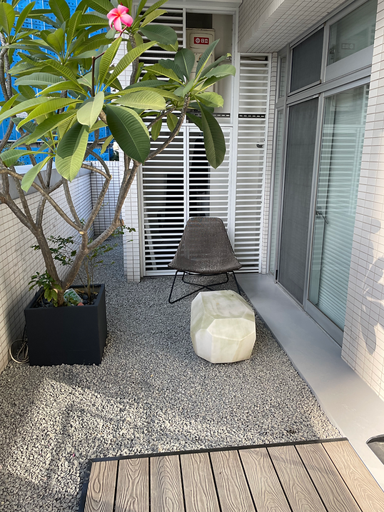 雅樸涵館大樓陽台設計，結合木平台、盆栽與碎石鋪面，打造簡約自然的都市綠意空間｜院子園藝作品
