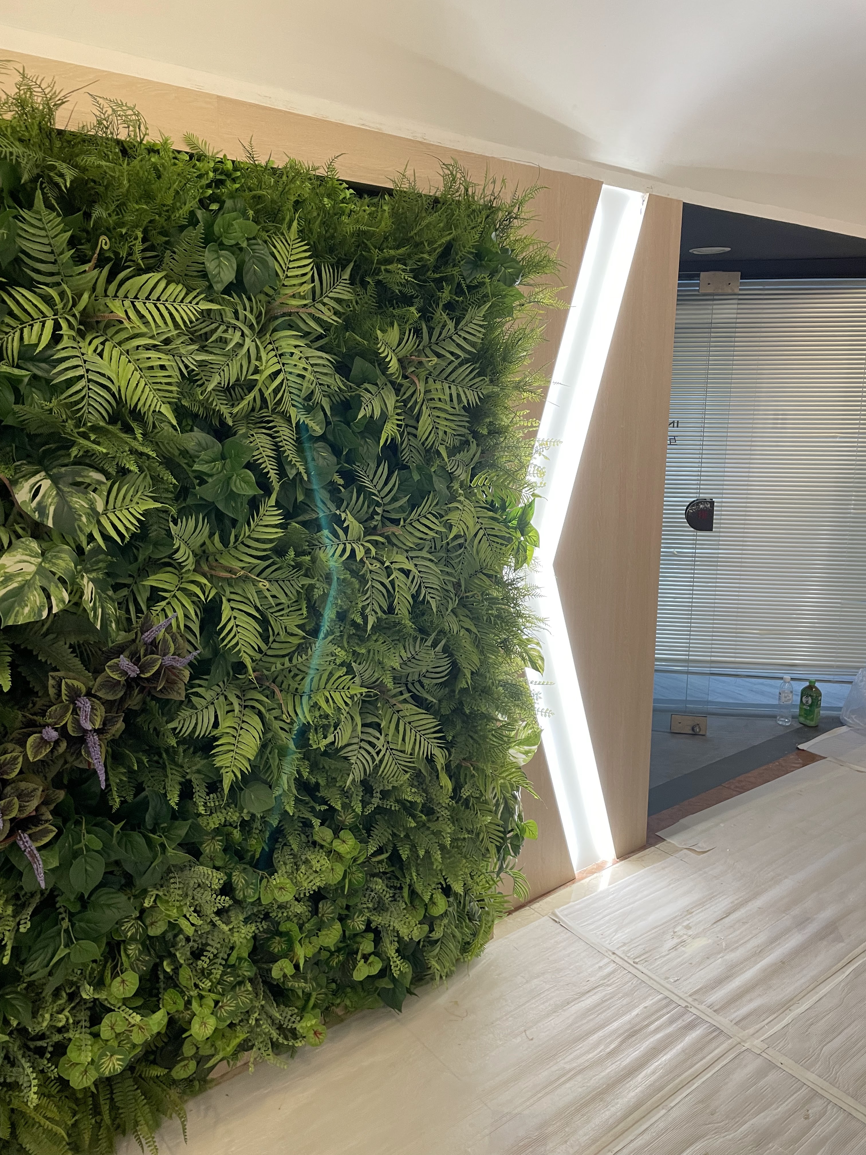 企業建築牆面上的植生牆細節，植物層次豐富、佈局整齊，展現自然與設計融合��｜院子園藝作品