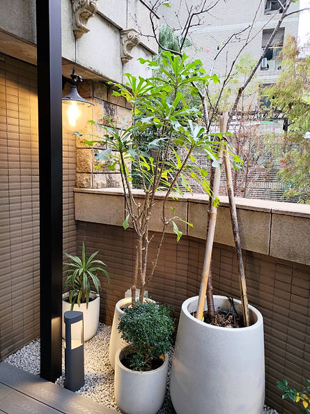 "露臺保留觀景視野，植栽與家具配置提升空間使用性與美感｜院子園藝作品