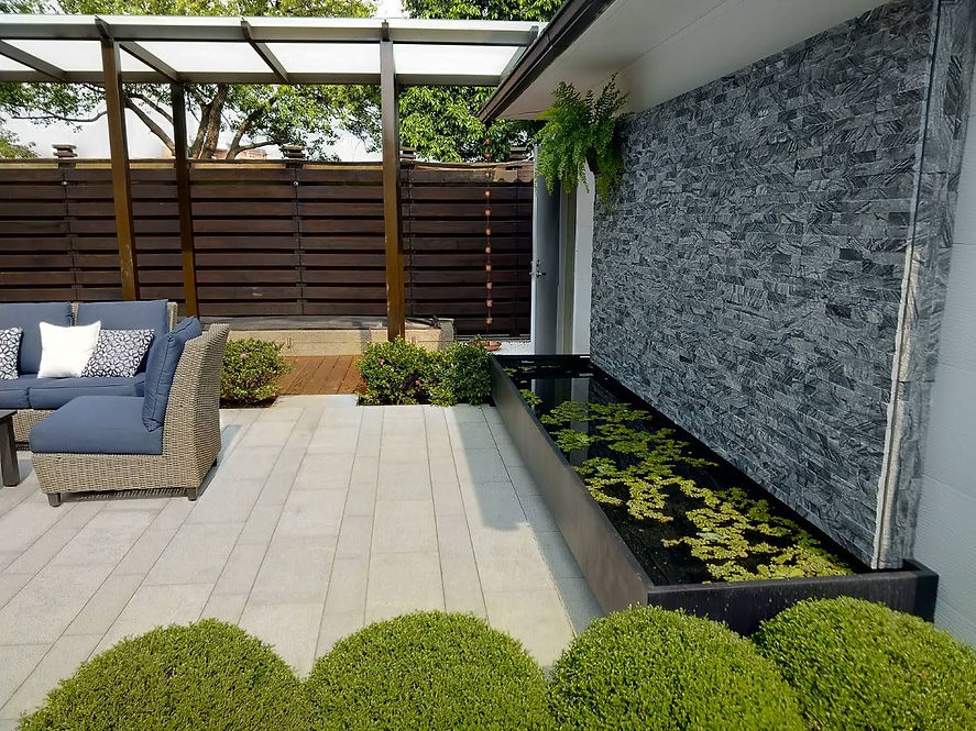 住宅入口步道與植栽配置整體景觀圖，展現自然、簡約又具功能性的庭院空間營造｜院子園藝作品