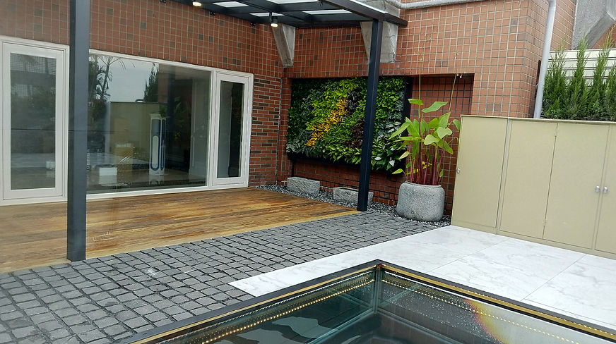 垂直植生牆成為庭園視覺焦點，與植栽呼應打造綠意包圍的戶外角落｜院子園藝作品