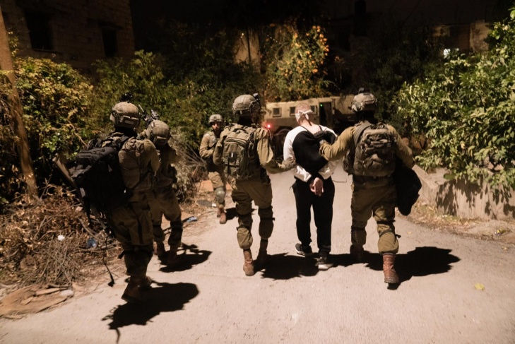 حملة اعتقالات ليلية: الاحتلال يعتقل أكثر من 32 فلسطينيًا في الضفة الغربية