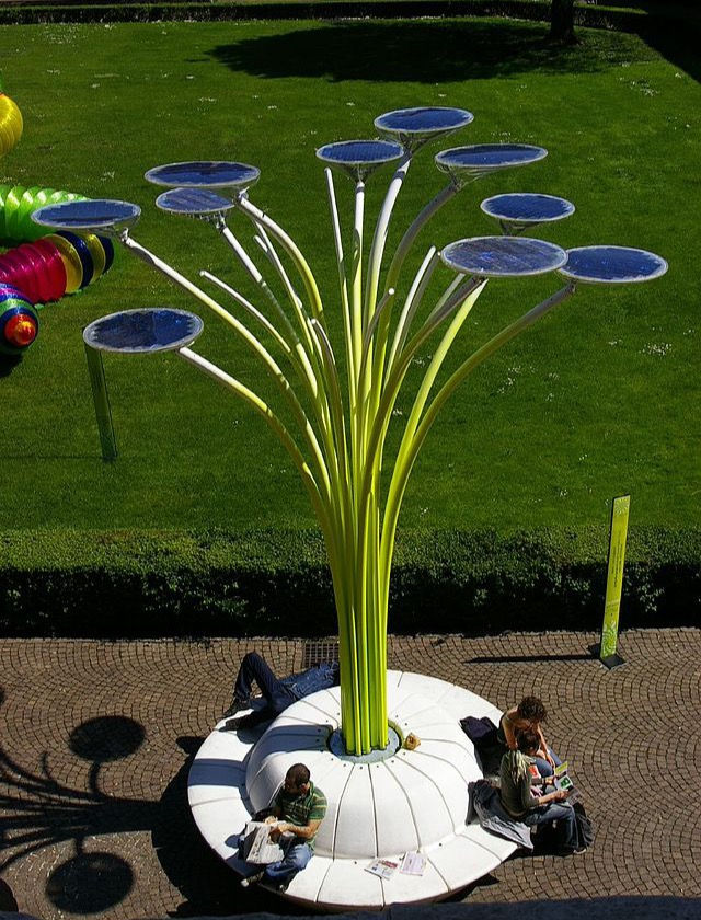 Solar tree with round solar panels