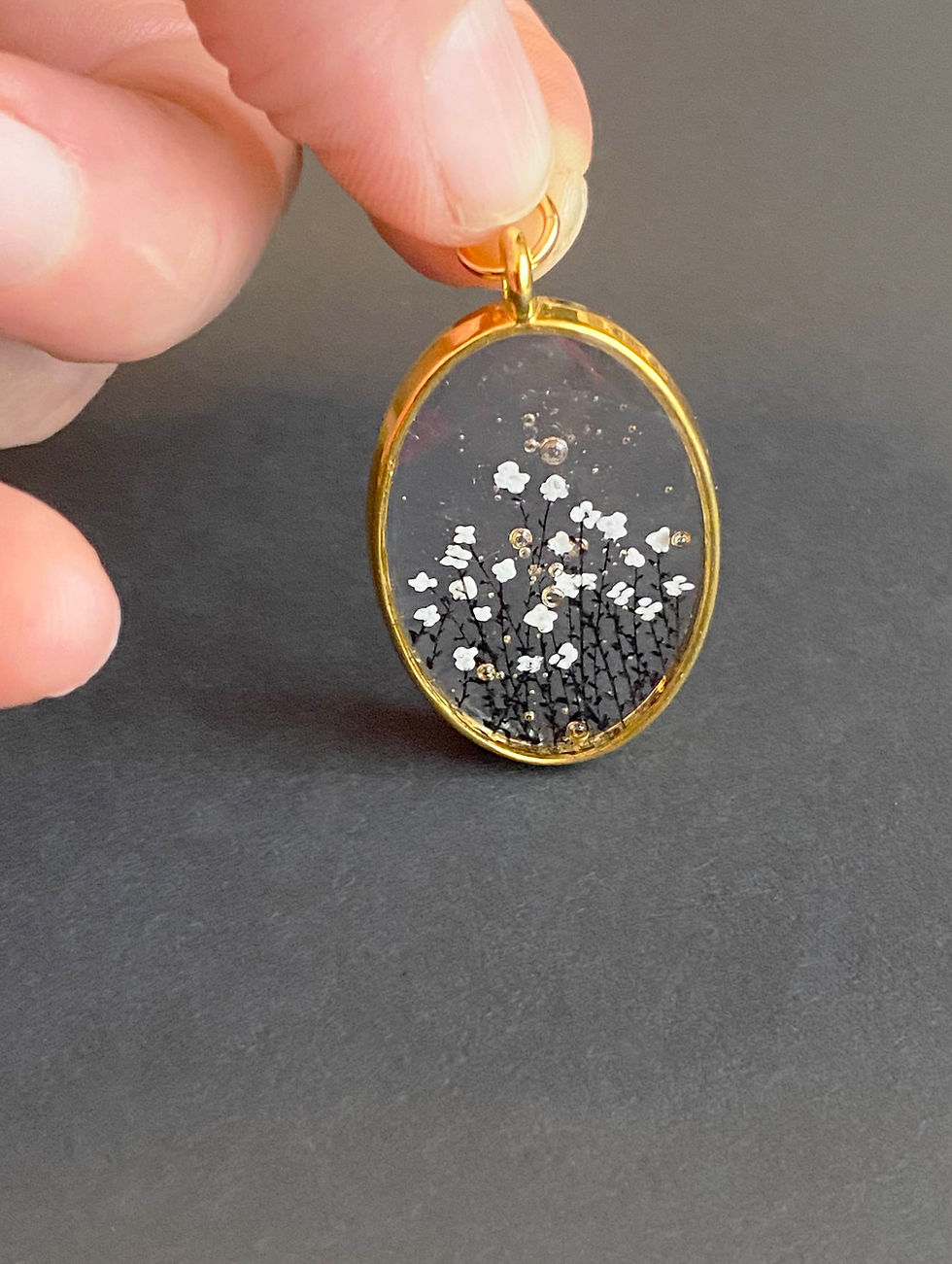 Miniature : Pendentif oval doré avec centre transparent, fait à la main en résine, décor peint de petites fleurs blanches