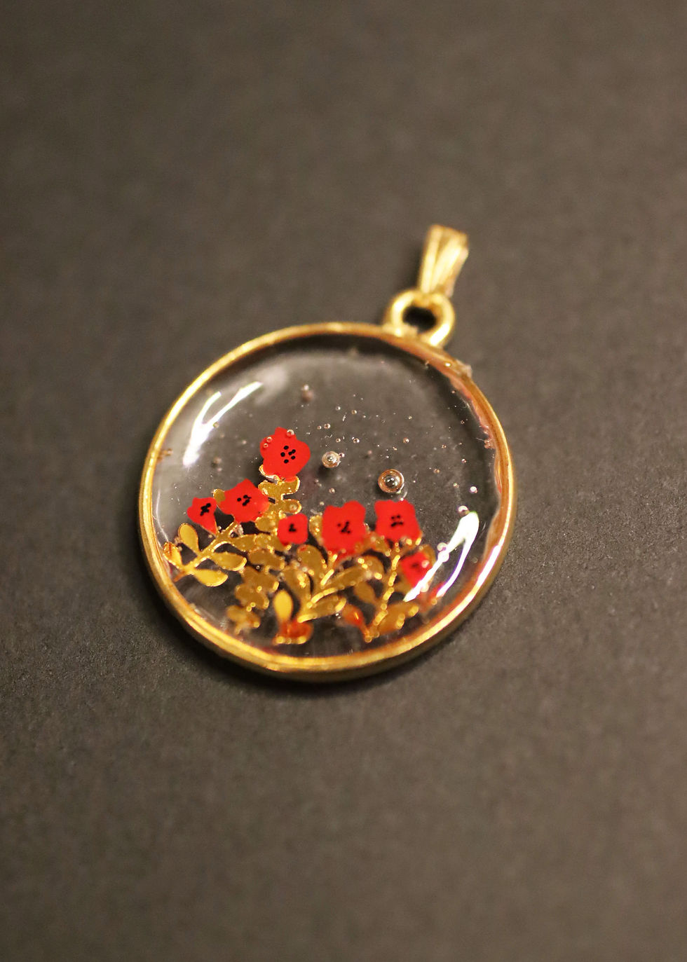 Thumbnail: Médaillon doré "Coquelicots dorés"